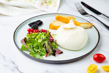 mozzarella with spinach, cherry tomatoes, wild berries and bread side view