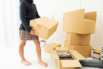 引っ越しの準備をする女の子