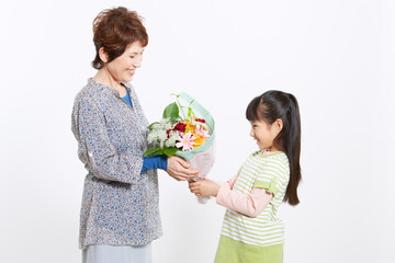祖母に花束を渡す孫