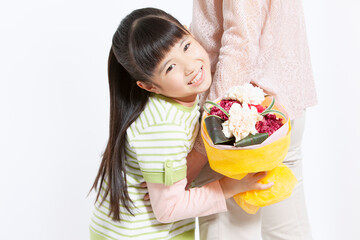花束を持った女の子と母親