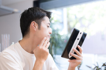 髭を気にする男性　脱毛のイメージなどに