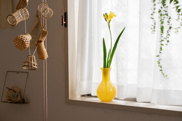 春のフリージアという花,黄色の花瓶,北欧のインテリア - obrazy, fototapety, plakaty