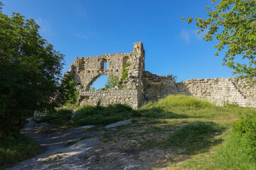 Obraz premium Ancient buildings cave fortress city Mangup-Kale, sunny day. Mountain view from the ancient cave town of Mangup-Kale in the Republic of Crimea, Russia. Bakhchisarai.