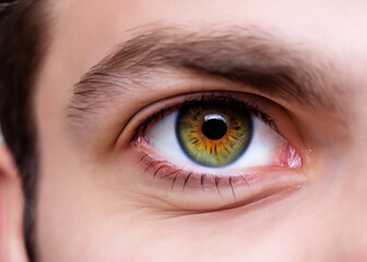 Obraz premium 未来を見通すビジネスのイメージフォト 白人男性の目、虹彩、瞳のマクロ撮影 クローズアップAI生成画像