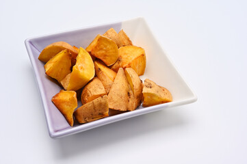 沢山のサツマイモが皿に