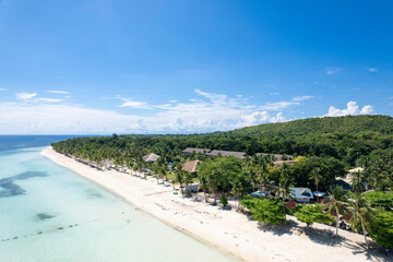 Obraz premium Aerial of Dumaluan Beach during a weekday in the island of Panglao, Philippines.