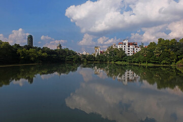 Obraz premium Landscape view of a beautiful lake with a bridge in the bottanical garden dhaka bangladesh 