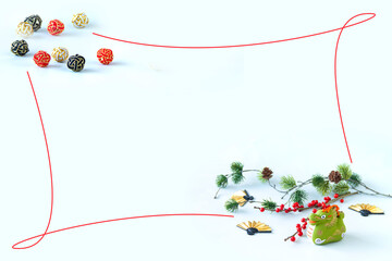 日本の正月　干支の辰と赤い実と扇と、水引と松（造花）のフレーム（白い背景）