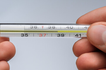 Termometr rtęciowy wskazuje wysoką temperaturę ciała, gorączka  - obrazy, fototapety, plakaty