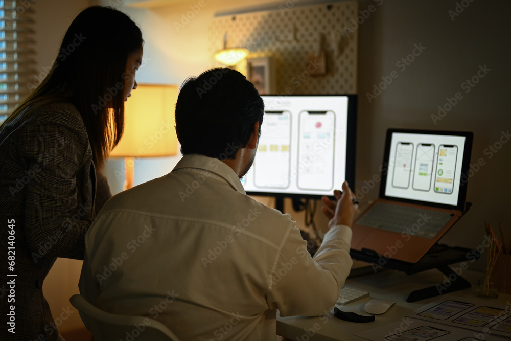 Aufkleber team of creative people brainstorming and discussing for mobile application software design project 