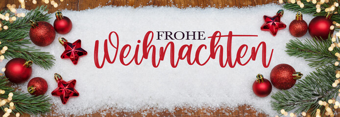 Fototapeta na wymiar Frohe Weihnachten Grußkarte mit deutschem Text - Rahmen aus roten Christbaumkugeln, Tannenzweigen und Schnee auf Holztisch (Draufsicht)