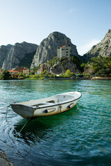 łódź na rzece, Omiš, Chorwacja