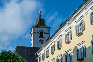 Obraz premium Historische Häuserfront und Kirchturm von St. Wolfgang im Salzkammergut
