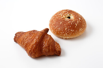 焼きたてで美味しそうなカレーパンとクロワッサン