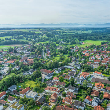 Grafing bei M&uuml;nchen von oben, Blick &uuml;ber die Stadt nach S&uuml;den zum oberbayerischen Alpenrand