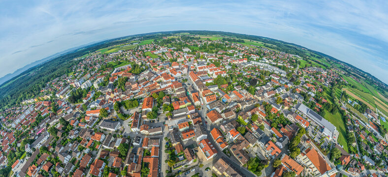 Die Stadt Grafing bei M&uuml;nchen von oben, Panoramablick &uuml;ber die Innenstadt zum Stadtpark und Bahnhof