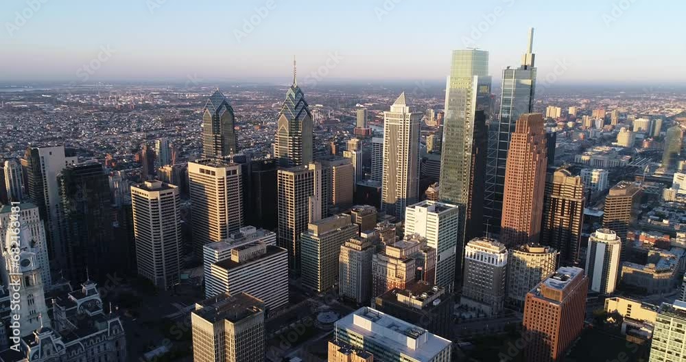 Poster philadelphia pennsylvania cityscape and beautiful sunset light in background. city hall and skyscrap