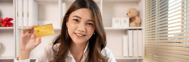 Business Woman Recommending Easy Online Payments with Credit Card for Convenient Shopping, Credit Card Use for Seamless Online Transactions, Suggesting Quick ,Effortless Online Shopping.
