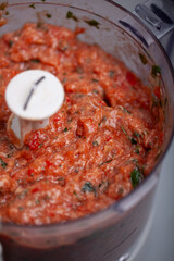 Lahmacun turecka przekąska. Proces przygotowania.