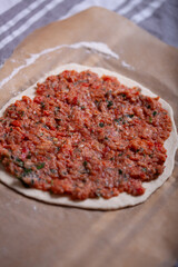 Lahmacun turecka przekąska. Proces przygotowania.