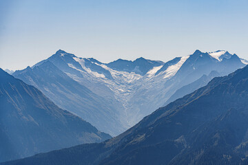 Obraz premium Alpenmassiv mit Gletscher und Schnee