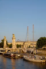 Photo sur Plexiglas Pont Alexandre III Boats and Alexander III bridge, Paris, France.