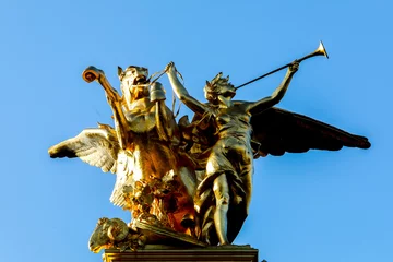 Photo sur Plexiglas Pont Alexandre III Statue on Alexander III bridge, Paris, France.
