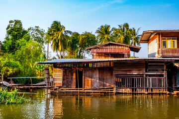 Fototapeta premium Charming Riverside Community: Traditional Artist House in Bangkok, Thailand