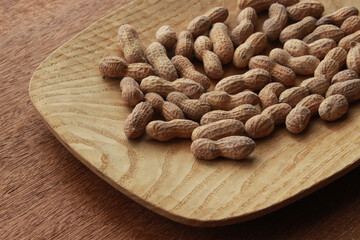 皿の上のたくさんのピーナッツ