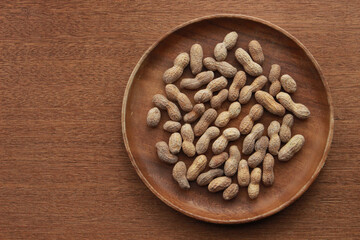 皿の上のたくさんのピーナッツ