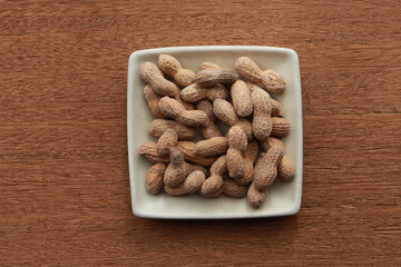 皿の上のたくさんのピーナッツ