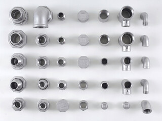 Rohrverbindungsstücke aus Metallrohren oder Rohrverbindungsstücke und Klempnerrohre auf weißem Hintergrund