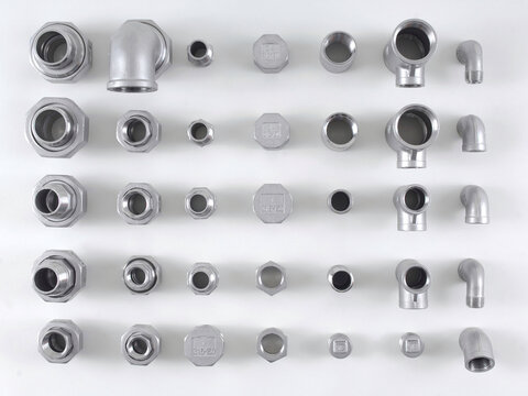 Rohrverbindungsst&uuml;cke aus Metallrohren oder Rohrverbindungsst&uuml;cke und Klempnerrohre auf wei&szlig;em Hintergrund