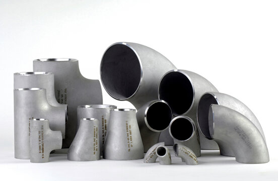 Rohrverbindungsst&uuml;cke aus Metallrohren oder Rohrverbindungsst&uuml;cke und Klempnerrohre auf wei&szlig;em Hintergrund