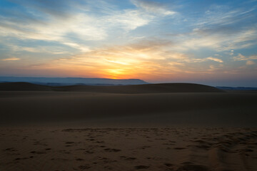 Fototapeta na wymiar “Sunrise over the desert: a magical moment of tranquility and beauty”