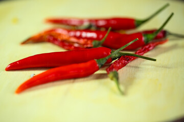 Chilli Schoten auf Holzhintergrund