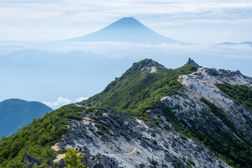 【鳳凰三山】観音岳から望む薬師岳と富士山