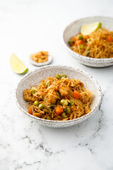 Noodles with chicken and vegetables