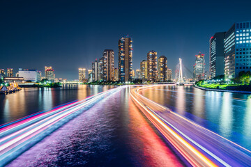 隅田川を通る船の光跡とタワーマンション群の夜景【東京都・中央区】　City night view of the Sumida River - Tokyo, Japan