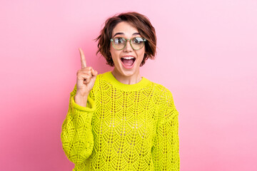 Photo of student funny girl in college point finger up eureka i have incredible crazy proposition isolated on pink color background - obrazy, fototapety, plakaty
