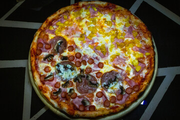 pizza de salchicha, hongos y salchicha con choclo