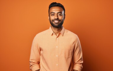 Obraz premium Smart Casual Professional: Engaging South Asian Man's Portrait for Business and Social Media