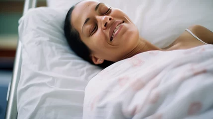 Fotobehang femme malade allongée sur un lit d’hôpital © Sébastien Jouve