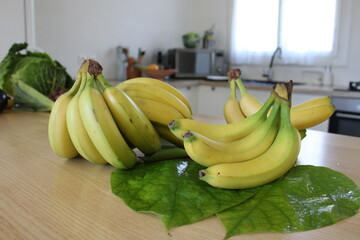 Régime de banane, bananes sur la table de la cuisine, aliment santé riche en potassium et magnésium