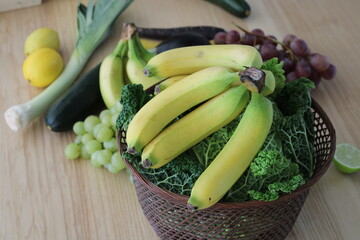 Régime de banane, bananes dans une corbeille en osier sur la table de la cuisine, retour du...