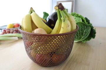Régime de banane, bananes dans une corbeille en osier sur la table de la cuisine, retour du...