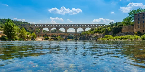 Foto auf gebürstetem Alu-Dibond Pont du Gard Pont du Gard im Sommer / Ansicht über den Fluss 
