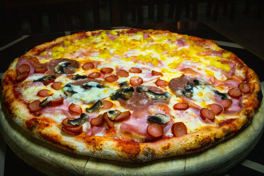 pizza de salchicha, hongos y salchicha con choclo
