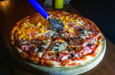 pizza con un rebanador encima