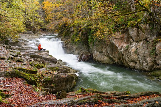 Colores de oto&ntilde;o en la cascada del Cubo, la Selva de Irati, Navarra un dia de Noviembre  con niebla y lluvia